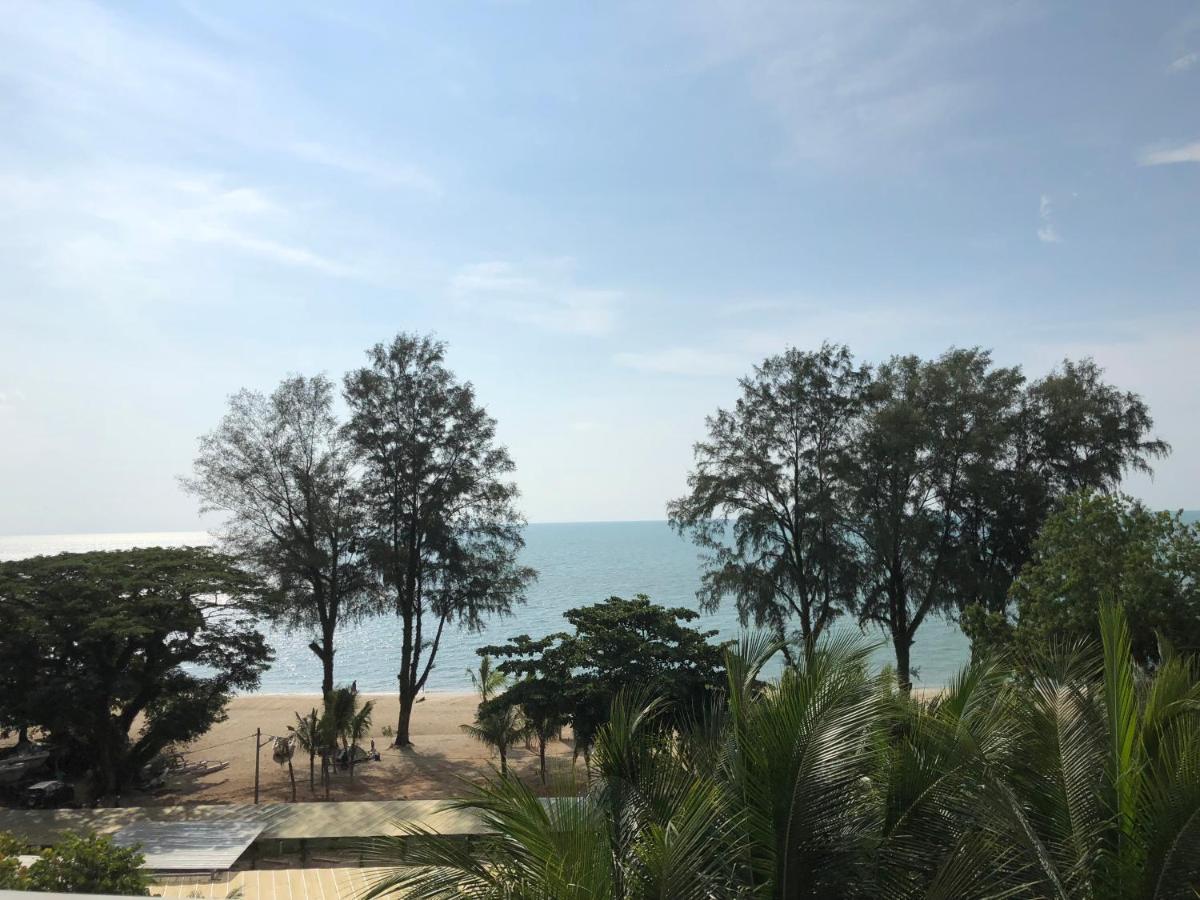 By The Sea@ Cozy Beachfront Home Batu Ferringhi Exterior foto
