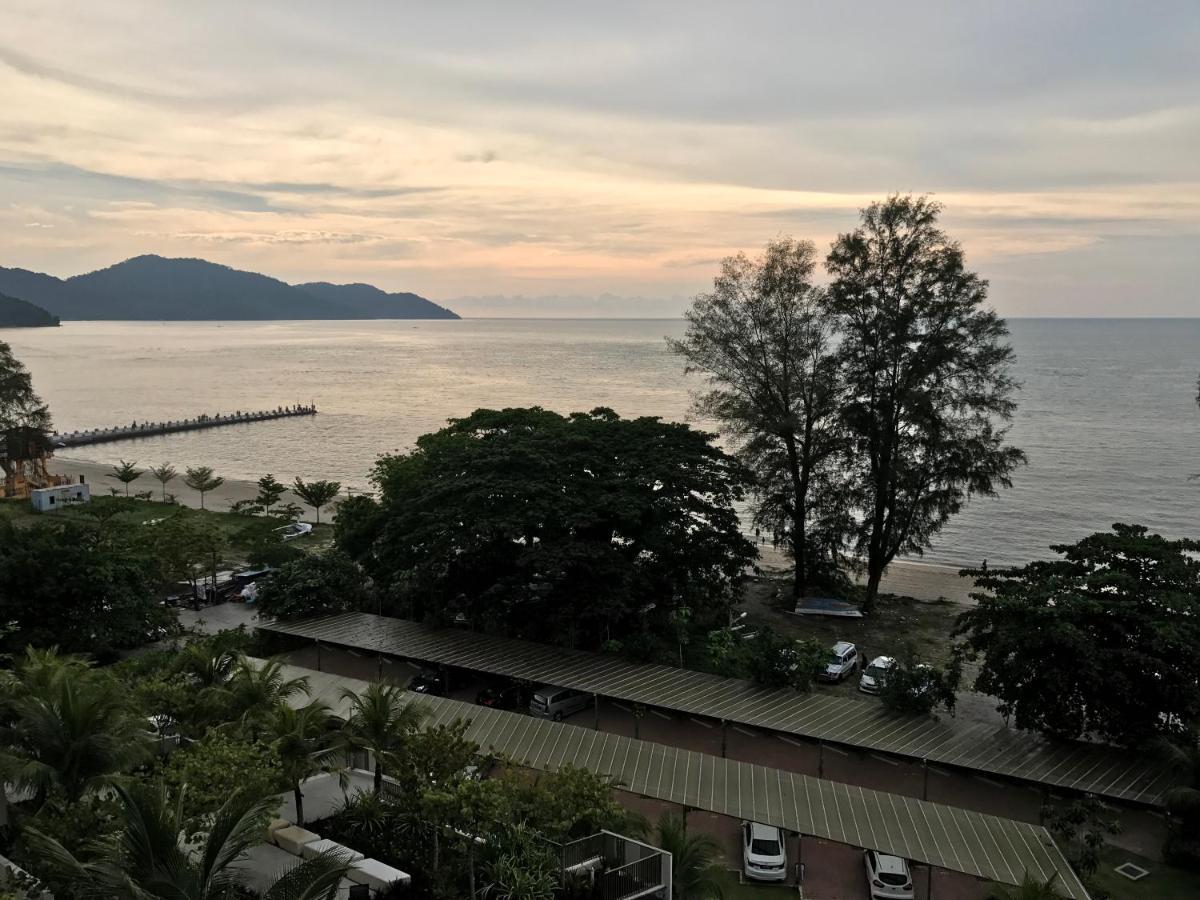 By The Sea@ Cozy Beachfront Home Batu Ferringhi Exterior foto