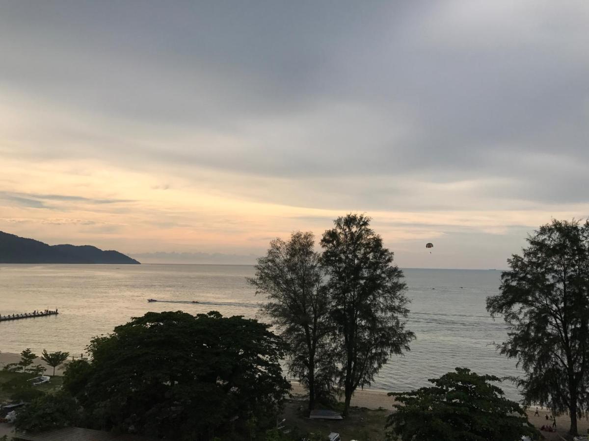 By The Sea@ Cozy Beachfront Home Batu Ferringhi Exterior foto